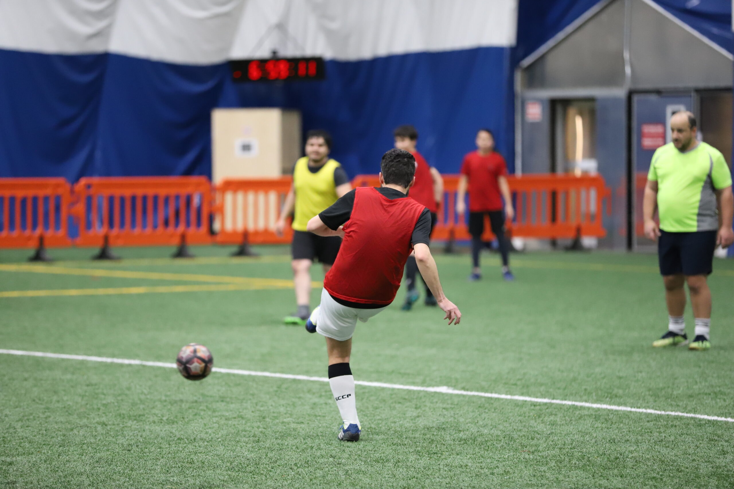 Match adulte en action sous le dome avec chronomètre