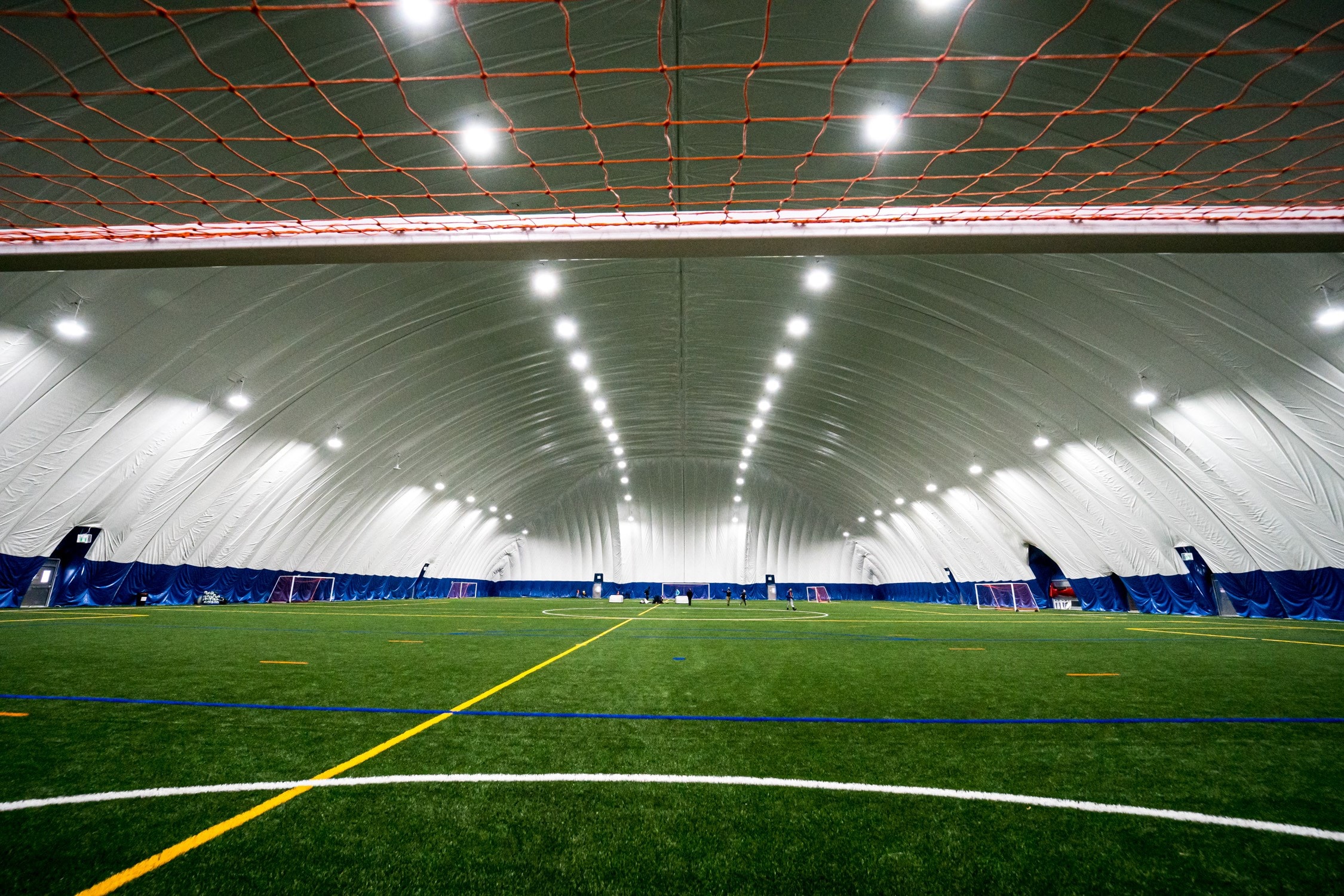 Vue panoramique du dome intérieur avec terrain de soccer