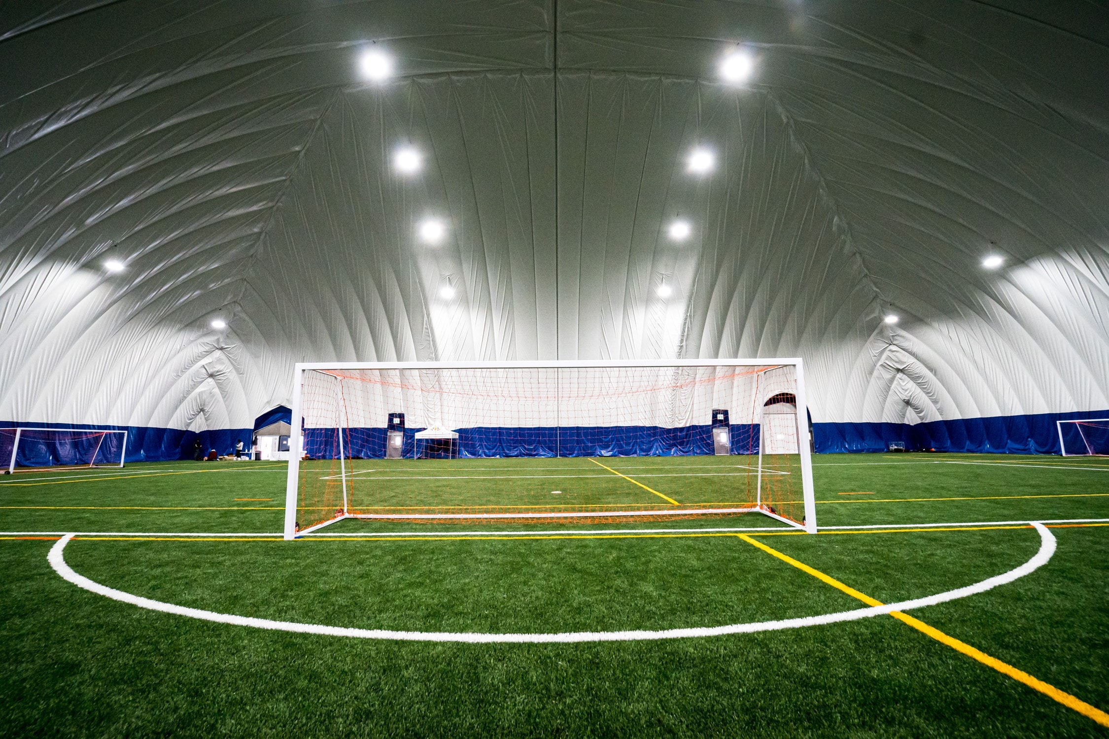 But de soccer avec filet orange sous le dome intérieur