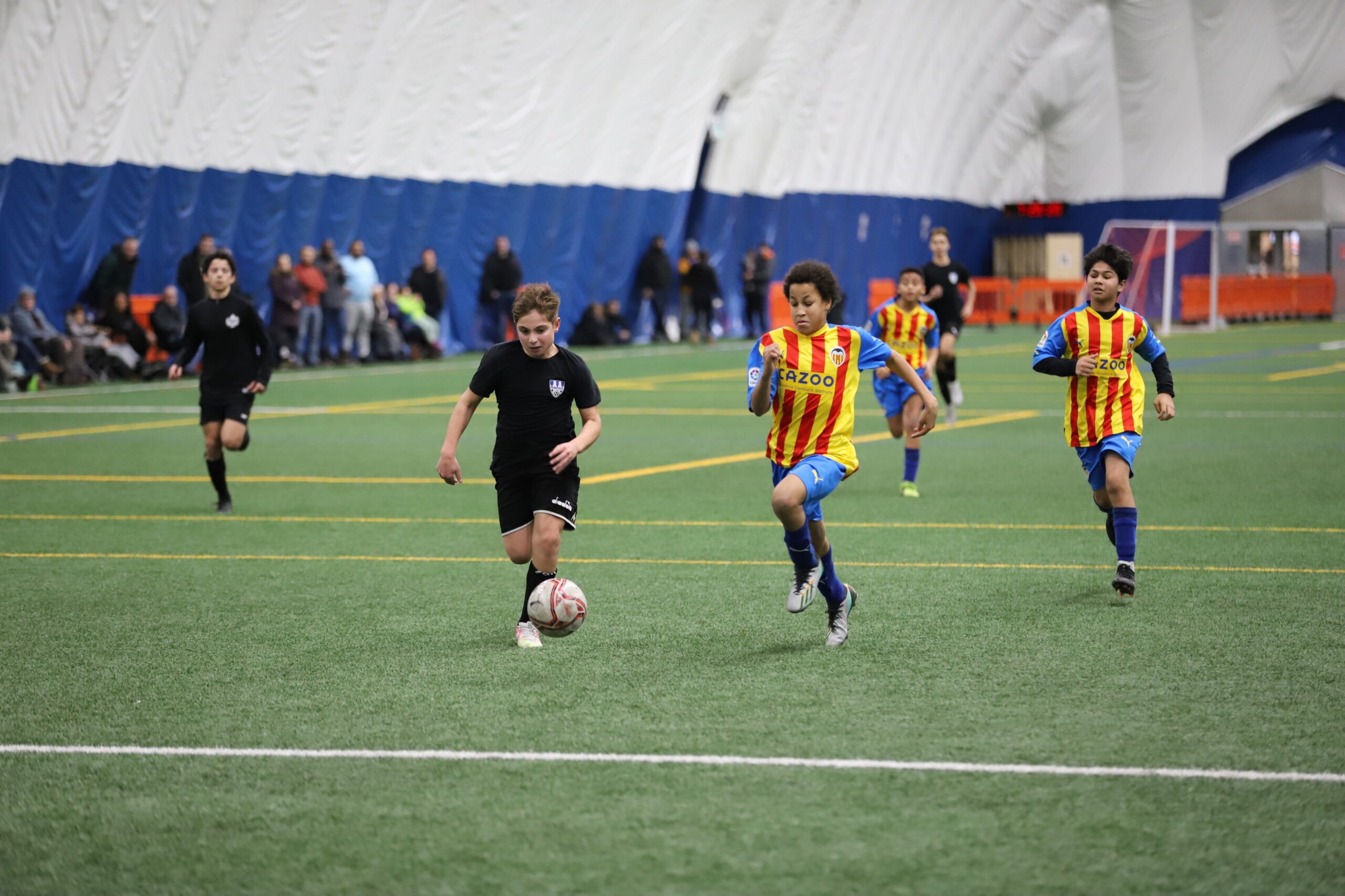 Match de soccer jeunesse avec joueurs en pleine action